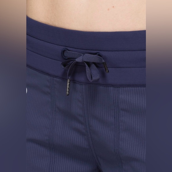 Lululemon Studio Crop *No
Liner Cadet Blue Size 10 NWT - Picture 5 of 16